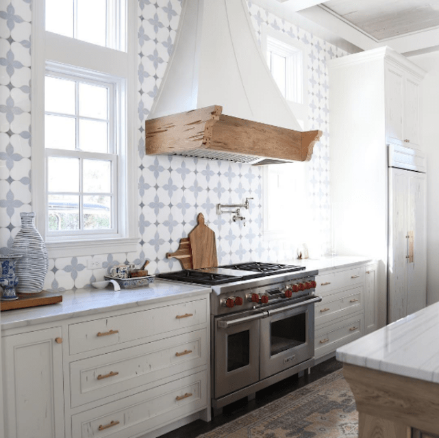 Grey and white kitchen tile 