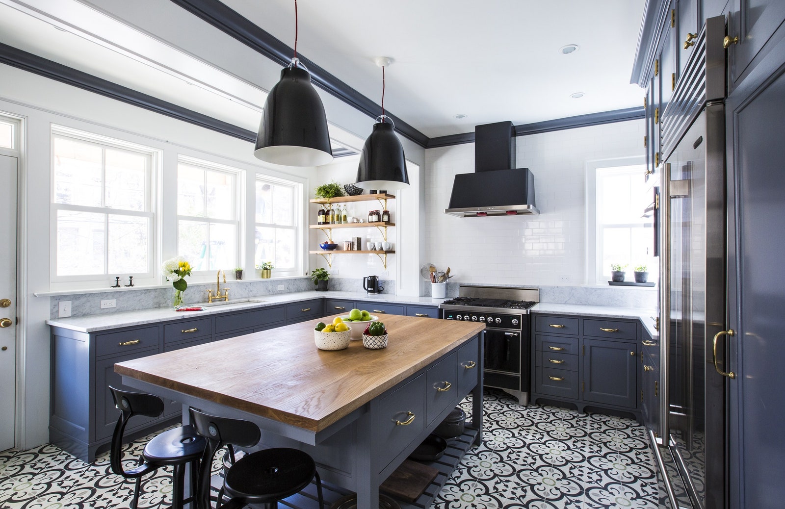 Tiny kitchen with bold style from Glamour 