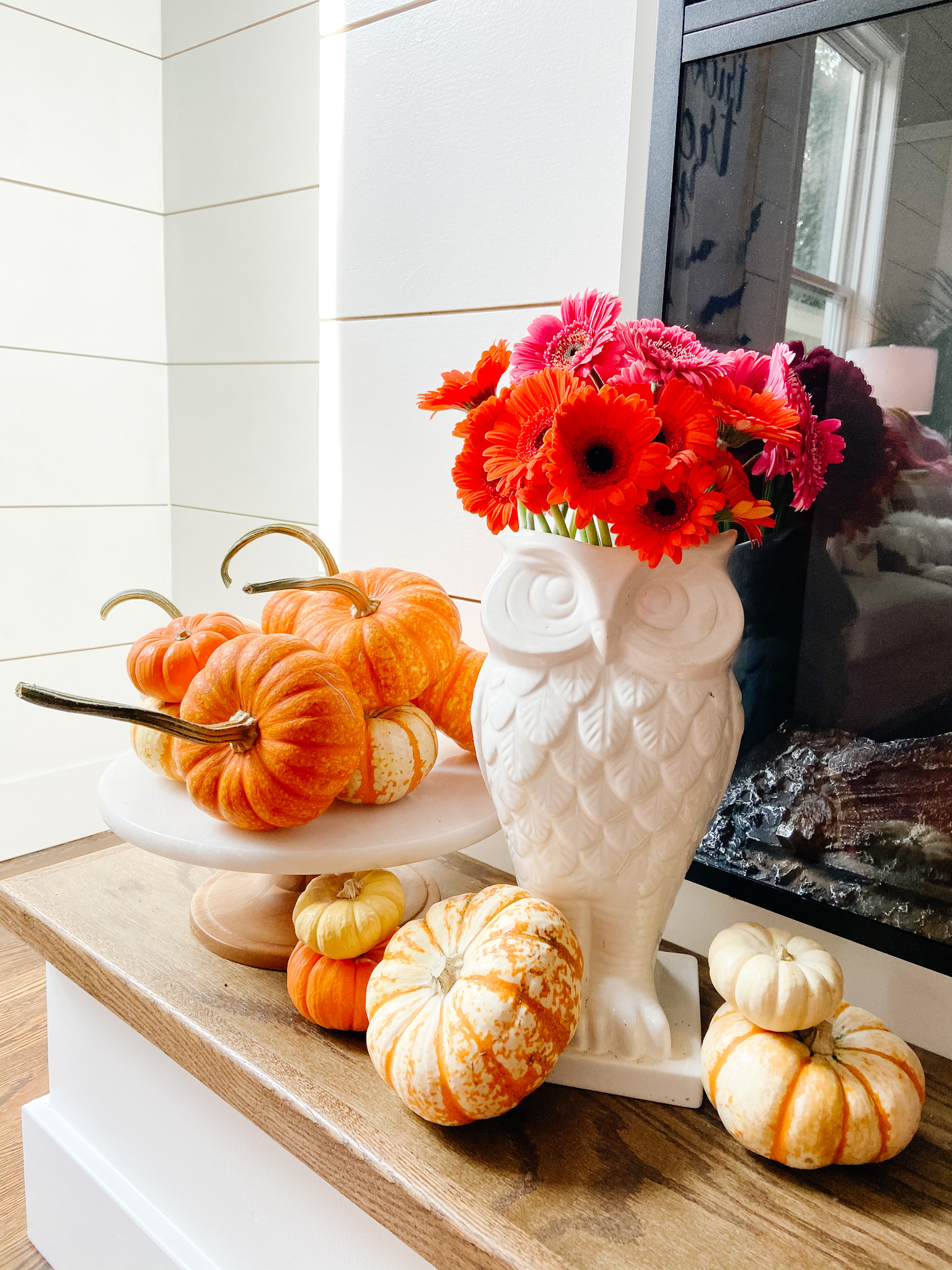 Easy easy ways to bring color into your cottage home for fall.