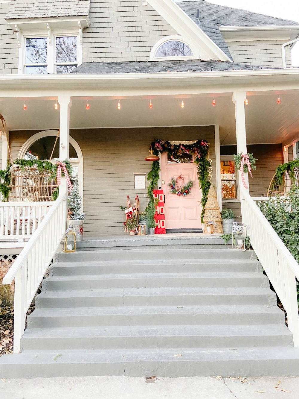 Avenues Cottage Christmas Decor 