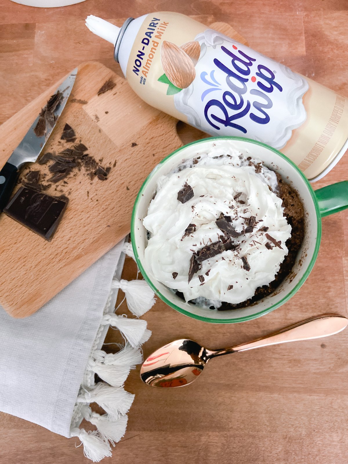The Easiest 5-Minute Low-Carb Keto Chocolate Mug Cake! Need a sweet treat but want to stay on track? Make this easy cake for one!