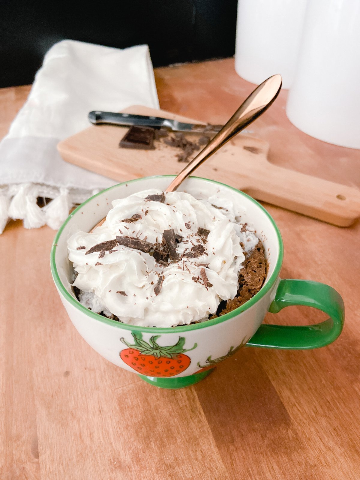 The Easiest 5-Minute Low-Carb Keto Chocolate Mug Cake! Need a sweet treat but want to stay on track? Make this easy cake for one!