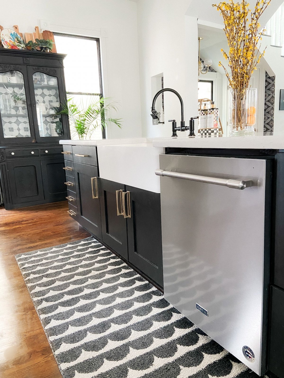 #ad SIX reasons we chose our @Maytag dishwasher and free family dishwasher printable to keep your kitchen running smoothly! #Maytag
