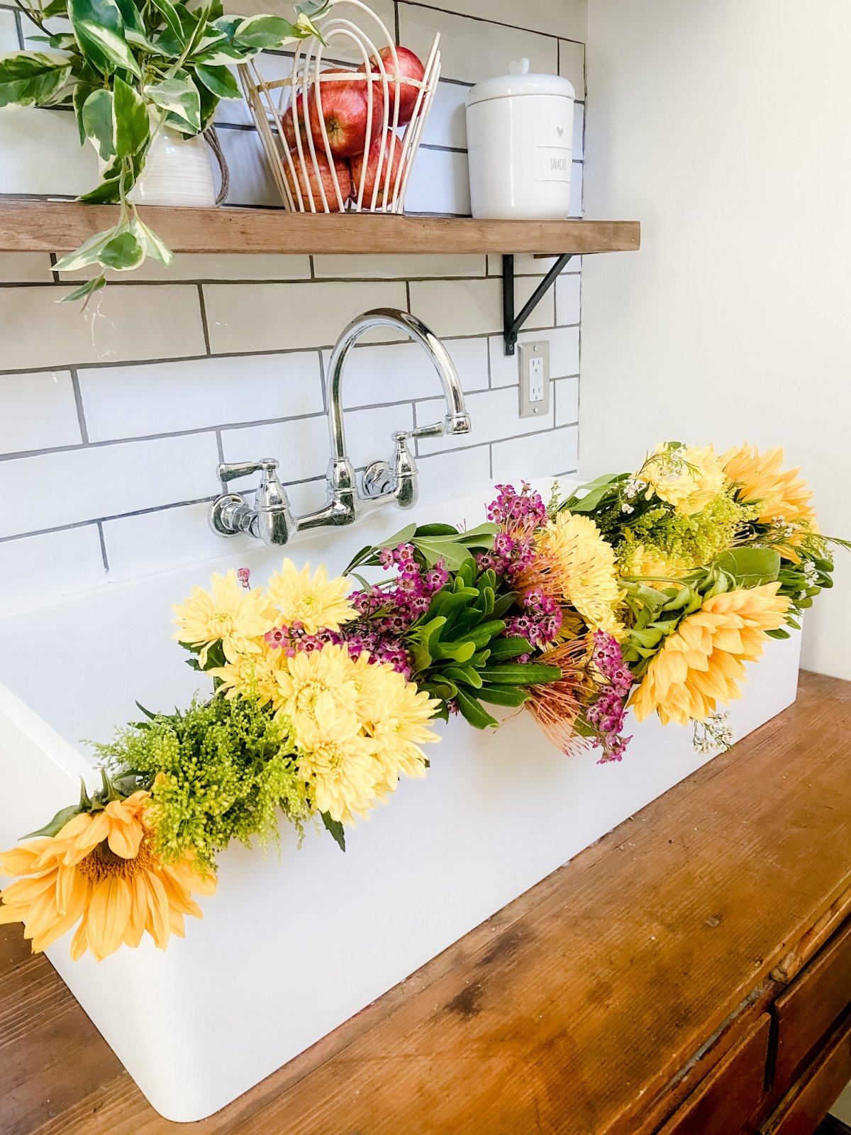 How to Arrange Summer Grocery Store Flowers. Grab an inexpensive bouquet at the store and transform it into a show stopping centerpiece. 
