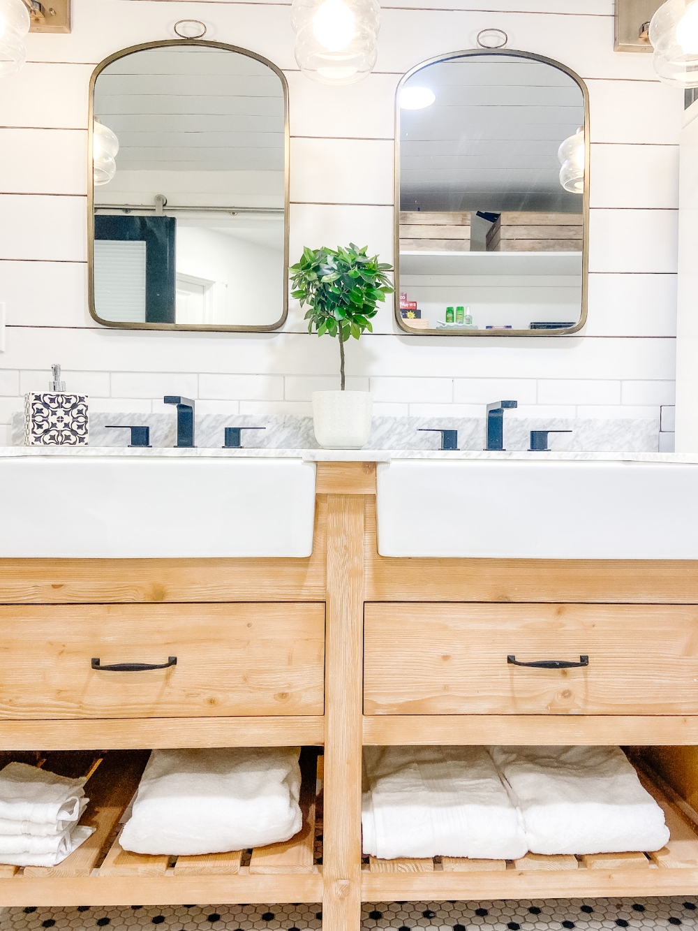 #ad I'm sharing a sneak peek of our finished airbnb kitchen! I partnered with @PeerlessFaucet. We installed the timeless and fresh Elmhurst wall-mounted faucet in our kitchen and modern Xander bath faucet and tub hardware in the bathroom! We love how Peerless faucets have upgraded our airbnb remodel! 

