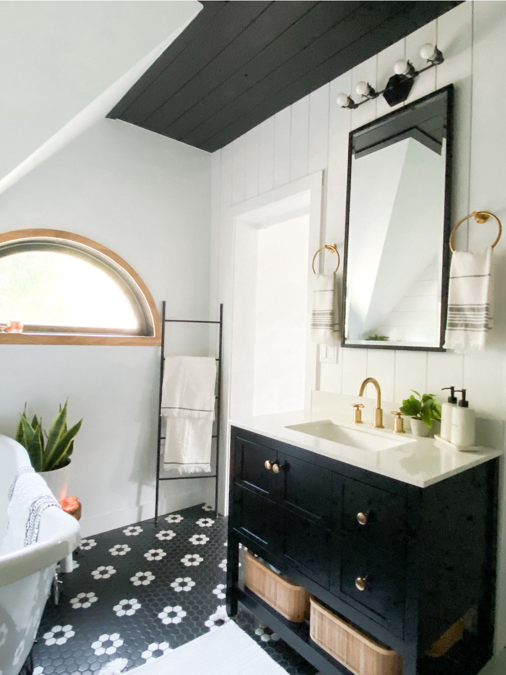 A Small Bathroom that is BIG on Organization! Ways to make a small bathroom maximize storage while maintaining a beautiful appearance! 