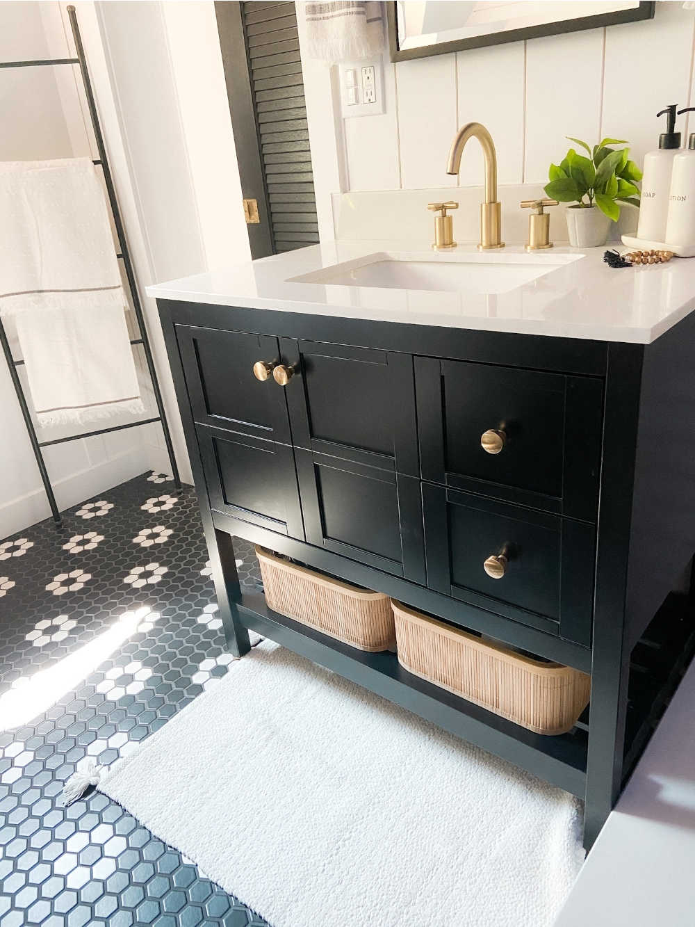 A Small Bathroom that is BIG on Organization! Ways to make a small bathroom maximize storage while maintaining a beautiful appearance! 