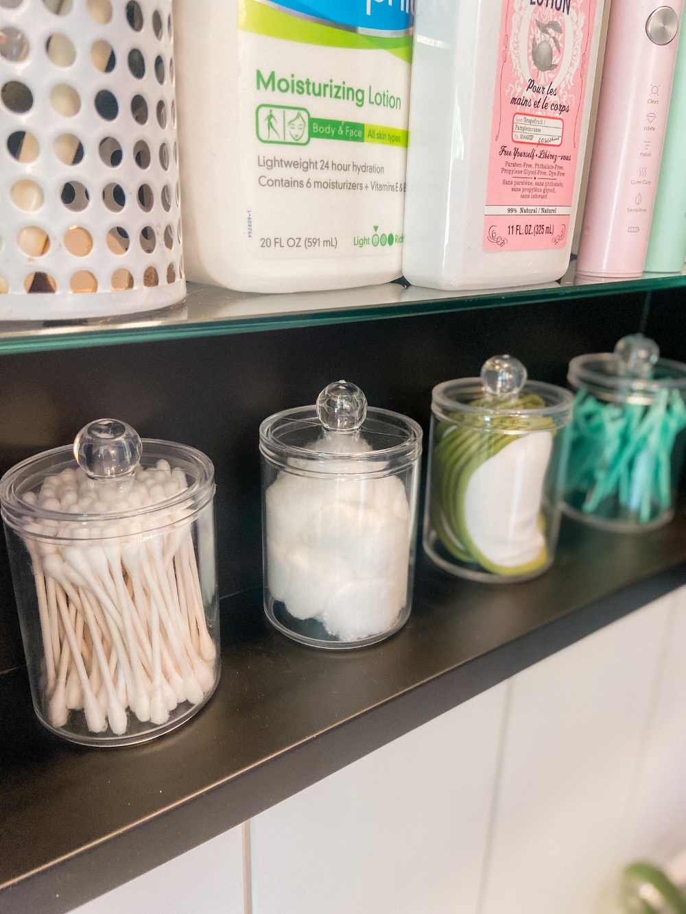 A Small Bathroom that is BIG on Organization! Ways to make a small bathroom maximize storage while maintaining a beautiful appearance! 