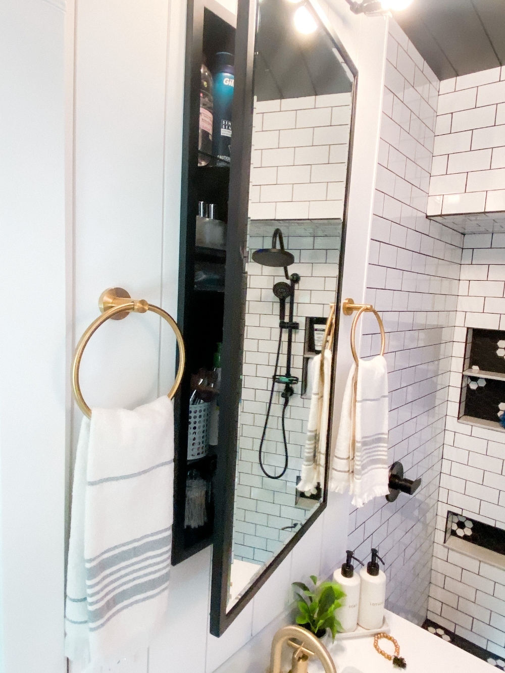 A Small Bathroom that is BIG on Organization! Ways to make a small bathroom maximize storage while maintaining a beautiful appearance! 