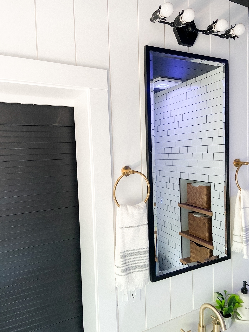 A Small Bathroom that is BIG on Organization! Ways to make a small bathroom maximize storage while maintaining a beautiful appearance! 