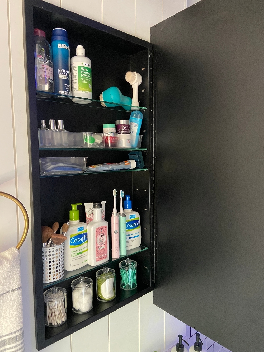 A Small Bathroom that is BIG on Organization! Ways to make a small bathroom maximize storage while maintaining a beautiful appearance! 