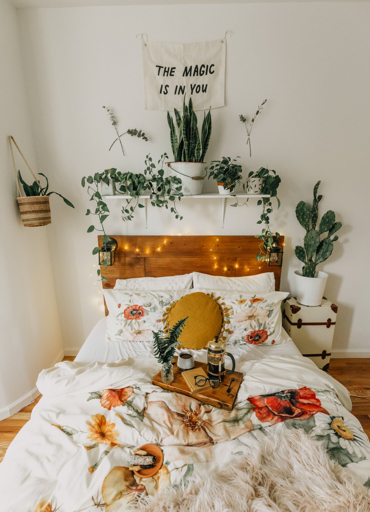 Bohemian Bedroom with mustard color pillow, fairy lights and a floral duvet at Jag Lever.