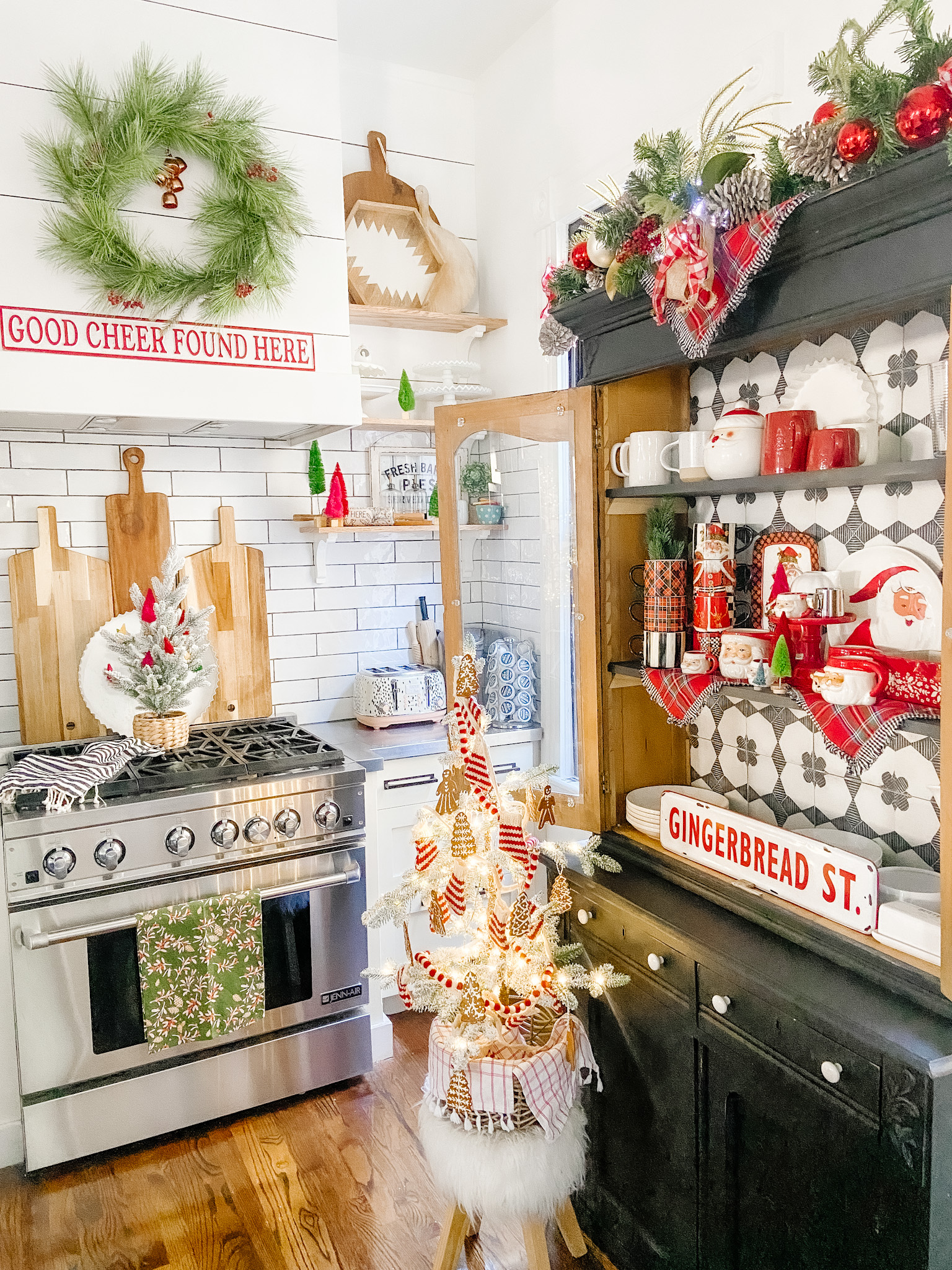 Gingerbread Men Tabletop Holiday Tree - perfect for your kitchen!