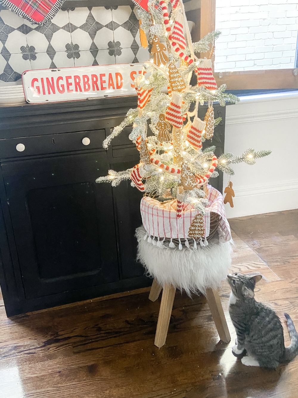 Gingerbread Men Tabletop Holiday Tree! Create a sweet kitchen gingerbread tree with homemade ornaments! 