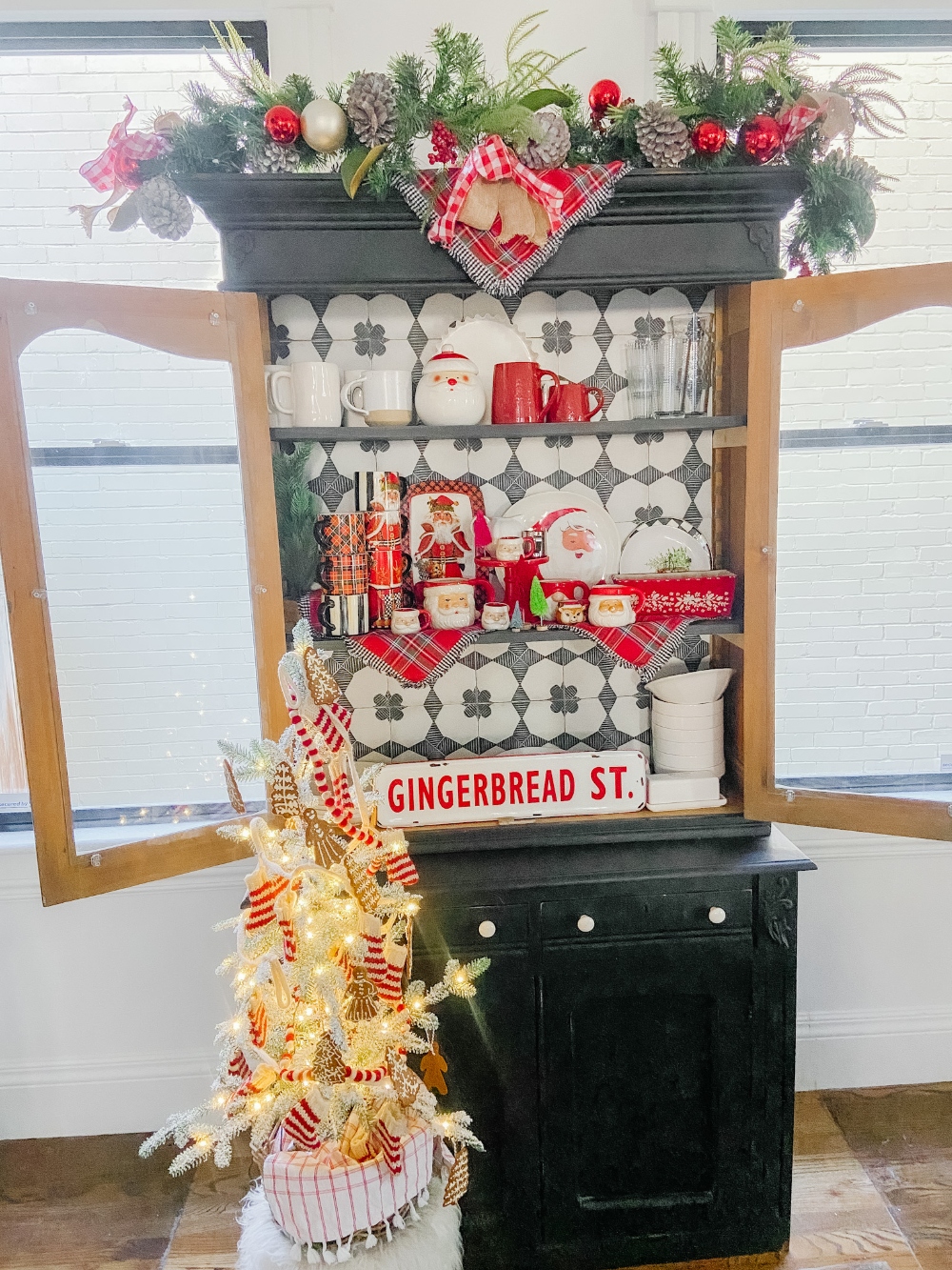 Gingerbread Men Tabletop Holiday Tree! Create a sweet kitchen gingerbread tree with homemade ornaments! 