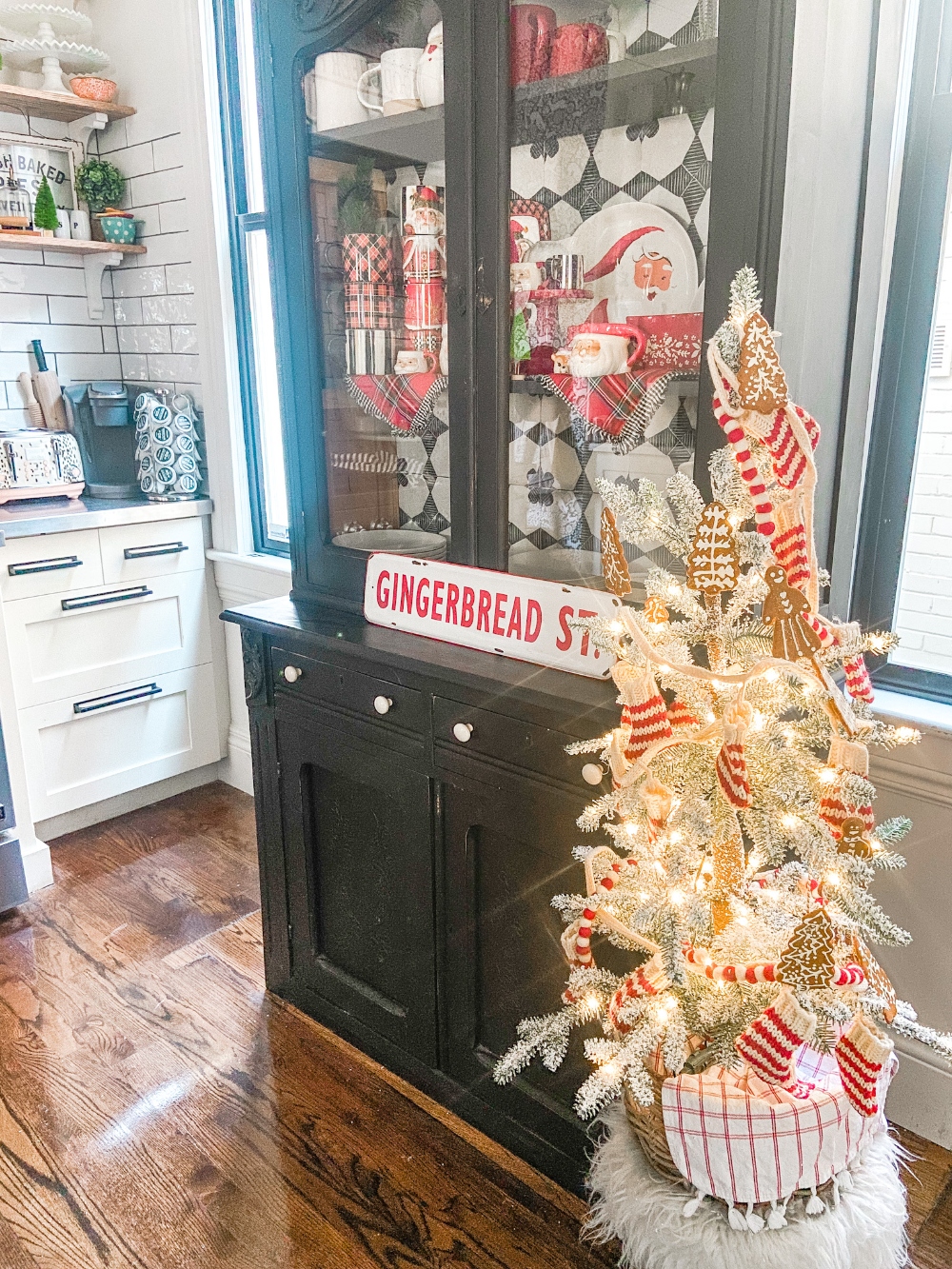 Gingerbread Men Tabletop Holiday Tree! Create a sweet kitchen gingerbread tree with homemade ornaments! 