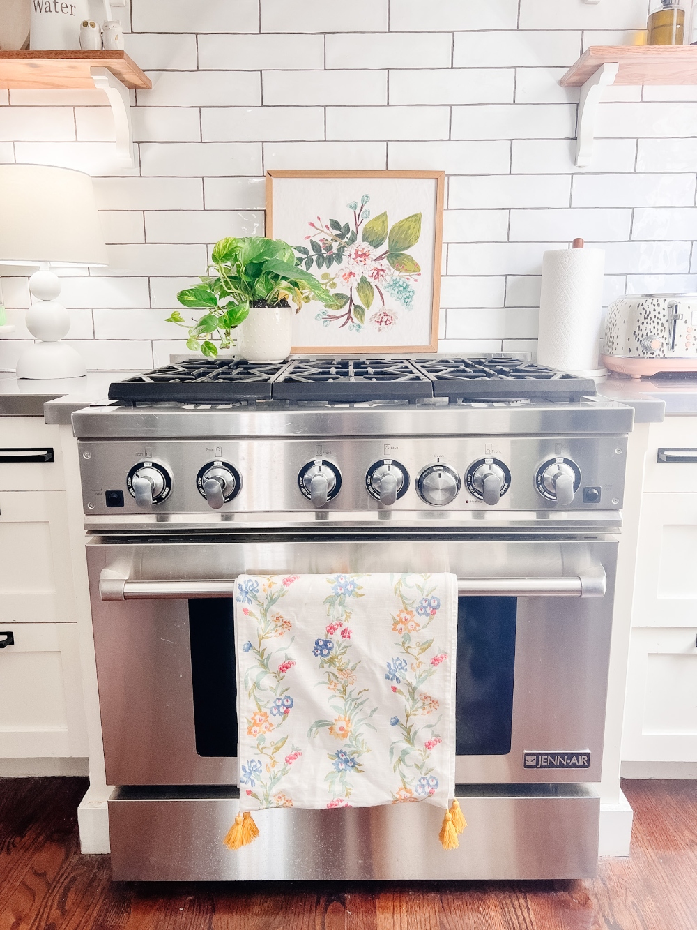 Cottage Spring Kitchen Decor. Easy way to bring some pops of color into your cottage home for Spring!