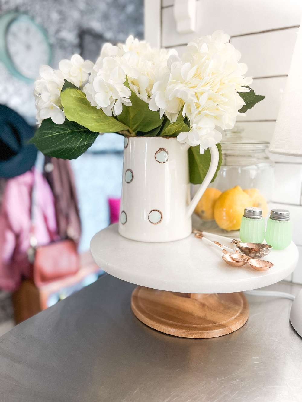 Cottage Spring Kitchen Decor. Easy way to bring some pops of color into your cottage home for Spring!