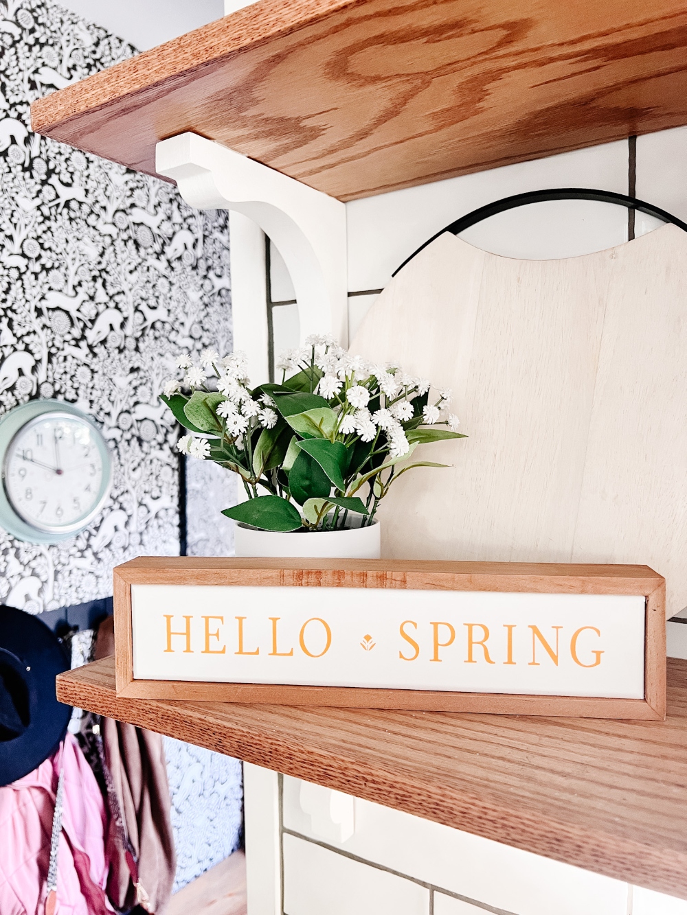 Cottage Spring Kitchen Decor. Easy way to bring some pops of color into your cottage home for Spring!