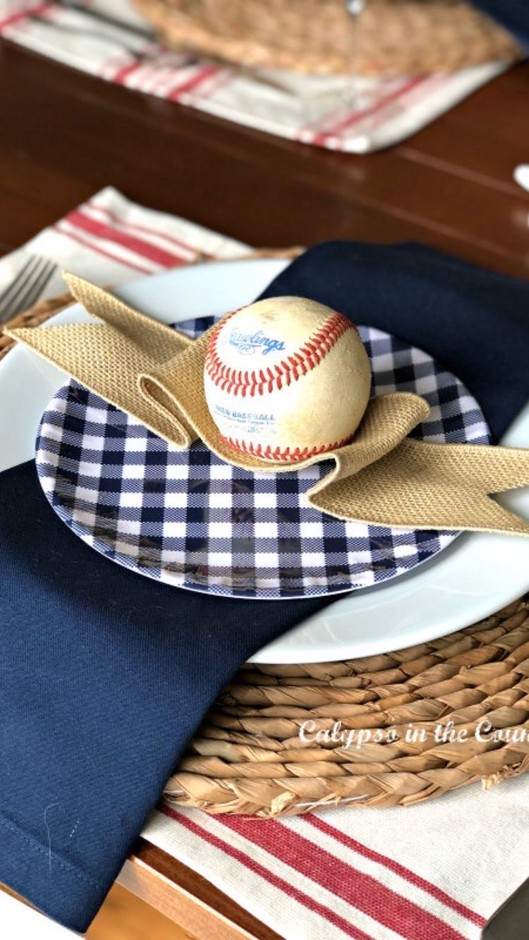 How to decorate a patriotic tablescape with old baseballs. 
