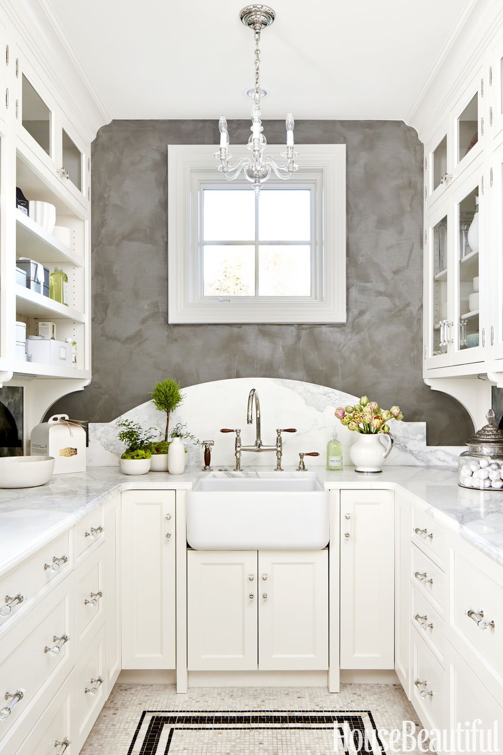 curved backsplash above kitchen sink 