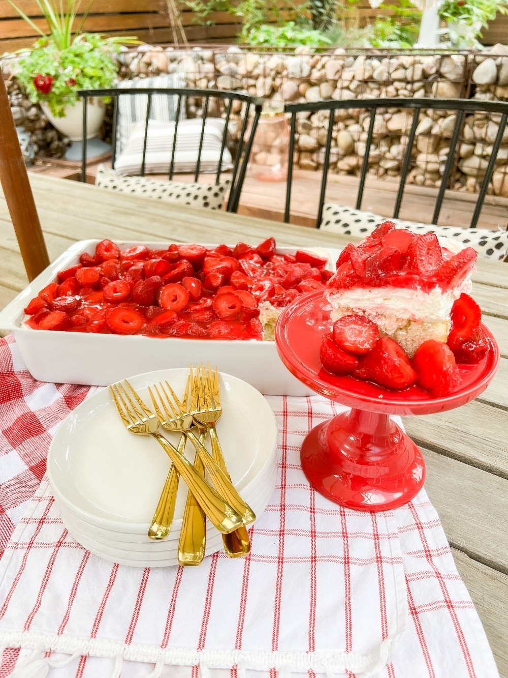 The BEST Fresh Strawberry Cream Cheese Cake Recipe. Moist white cake covered in a fluffy layer of cream cheese and whipped cream with a topping of luscious fresh strawberries in a sweet strawberry glaze. Everyone will fall in love with this delicious, easy cake.