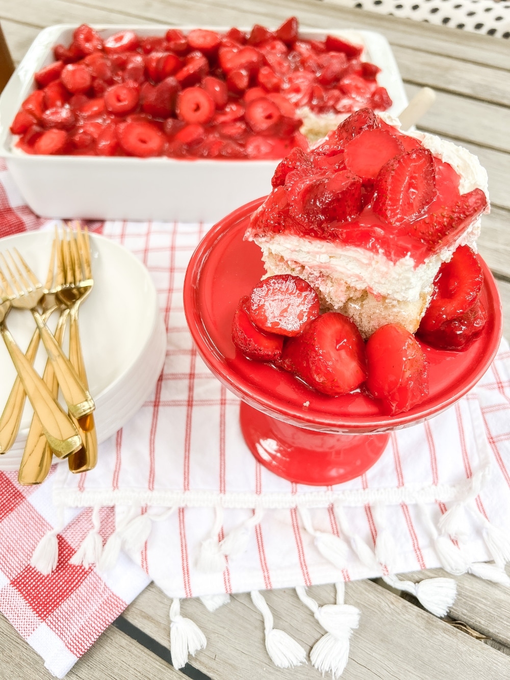 The BEST Fresh Strawberry Cream Cheese Cake Recipe. Moist white cake covered in a fluffy layer of cream cheese and whipped cream with a topping of luscious fresh strawberries in a sweet strawberry glaze. Everyone will fall in love with this delicious, easy cake. 