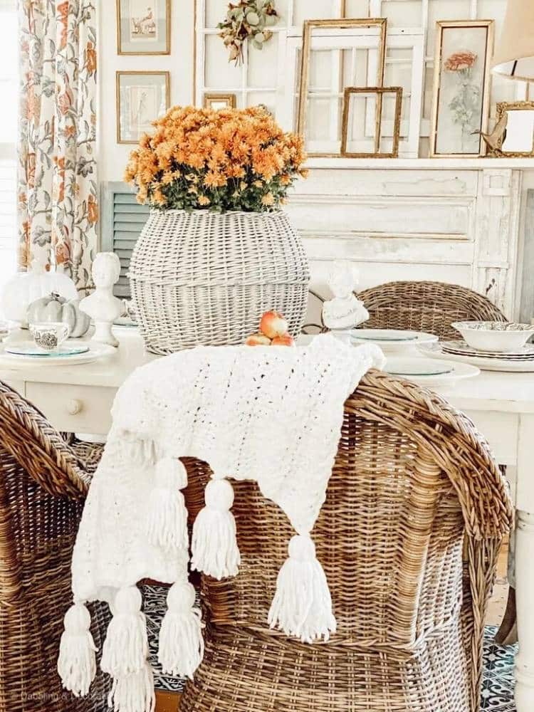 Are you looking for simple Thanksgiving or autumn decorating ideas? Let me share a few tips and trips to help get you started!