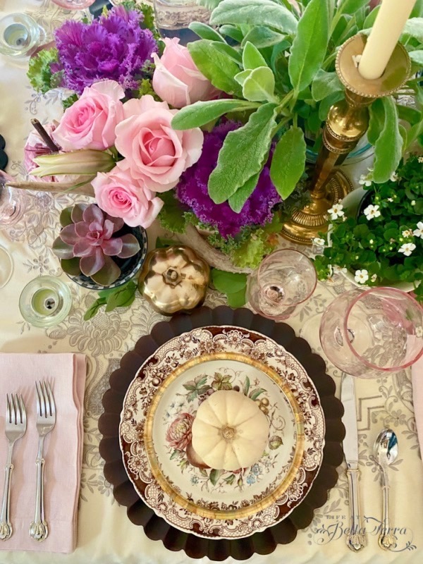 This post is full of ideas on your Thanksgiving table-from space planning, table design, setup, place settings and unique centerpieces.