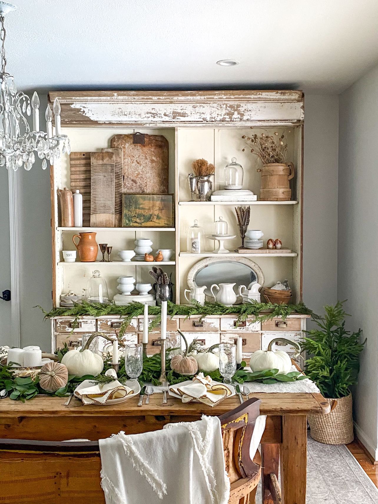 Are you hosting Thanksgiving this year? Enjoy some tips for hosting a large gathering with budget-friendly Thanksgiving table elements. At the same time, learn what pieces you can pull together from around your home, and how to best layer them. Then, you can easily create a thoughtful and beautiful tablescape this Thanksgiving.