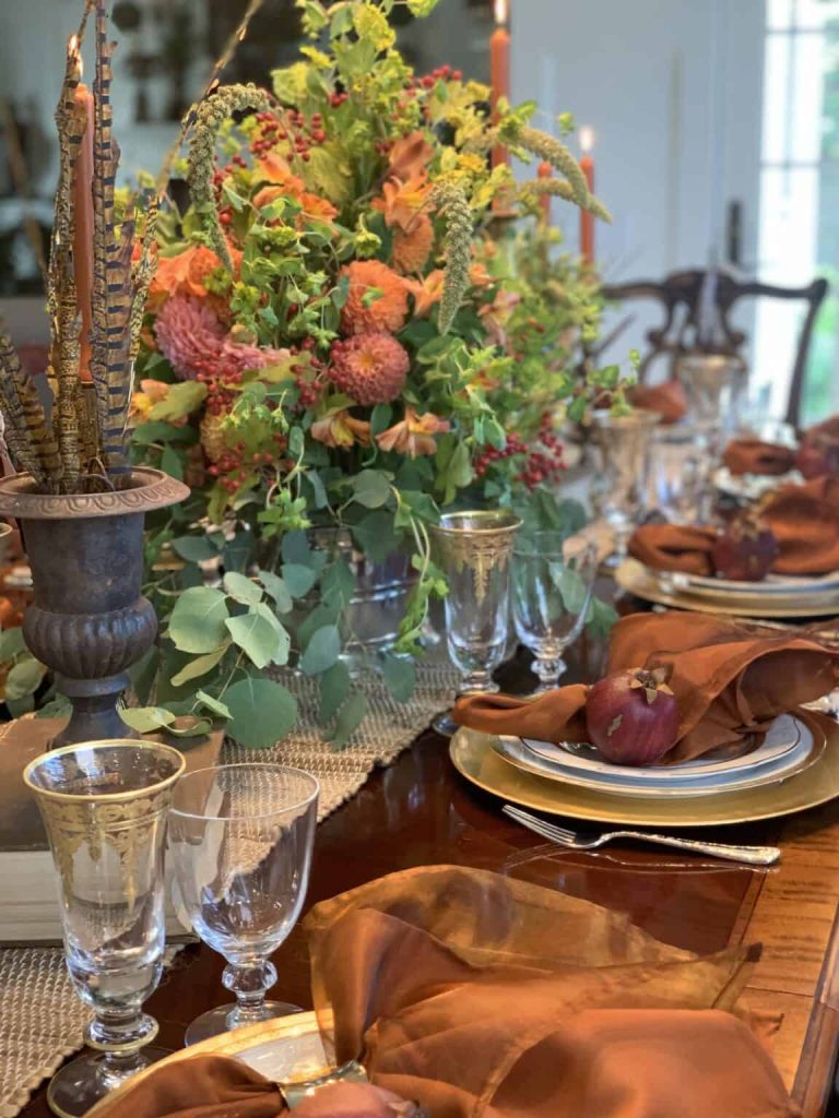 Thanksgiving is right around the corner, and that means it's time to start planning your feast! If you're not sure how to create the perfect table for your Thanksgiving celebration, don't worry. We're here to help. In this blog post, we'll give you some tips on how to decorate your table for Thanksgiving. So read on and learn how to create a festive table for your holiday celebration! 