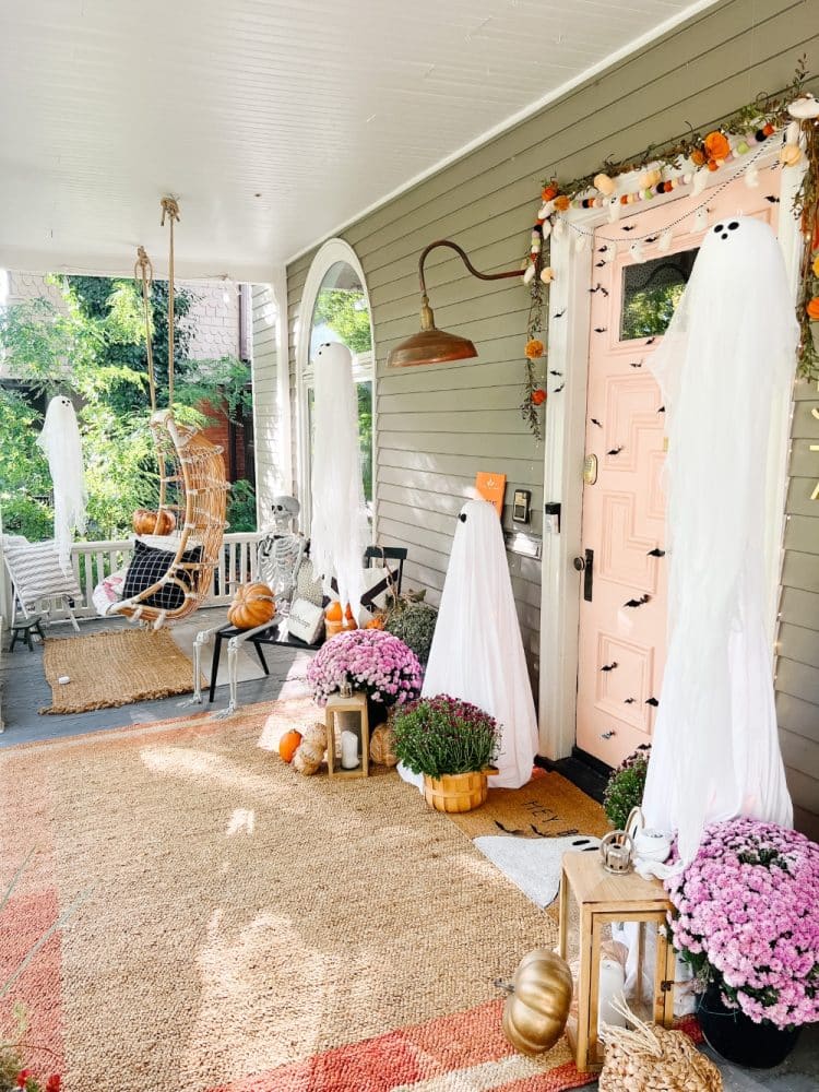Easy Halloween Ghost Porch - tomato cage ghosts + ghost ideas!
