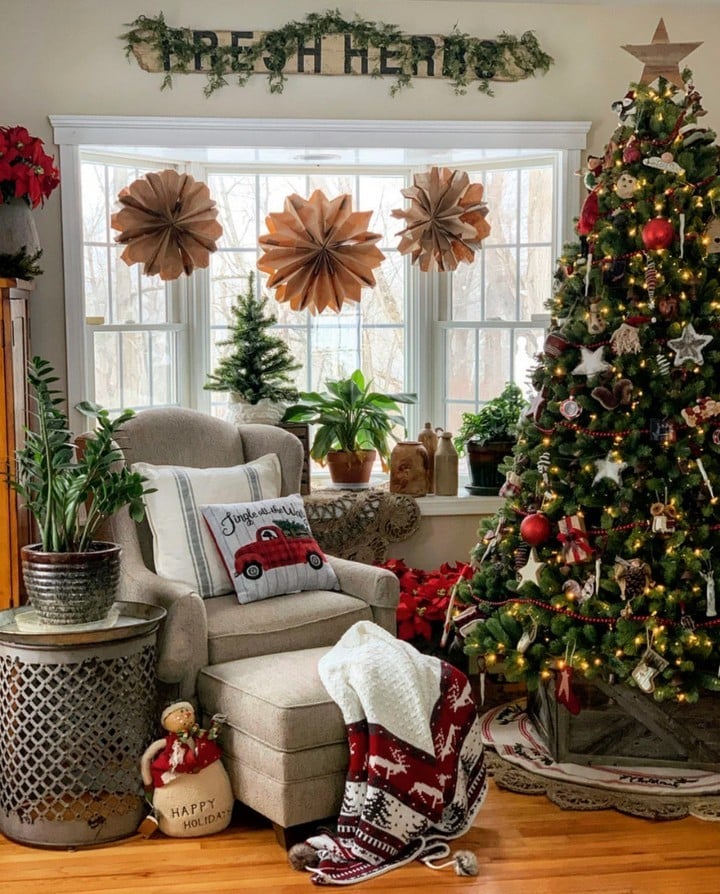 Looking for ways to decorate your Christmas tree? Learn how to decorate your tree with a rustic farmhouse aesthetic and see 17+ Christmas tree decorating ideas.