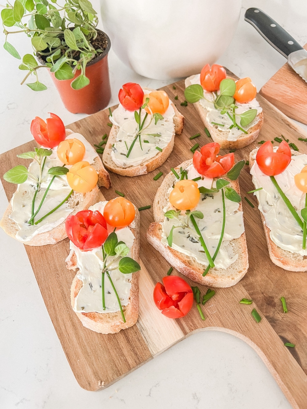 Spring Brunch Tulip Toast. Tulip toast will look beautiful on your Spring brunch table and it's so easy to make! 