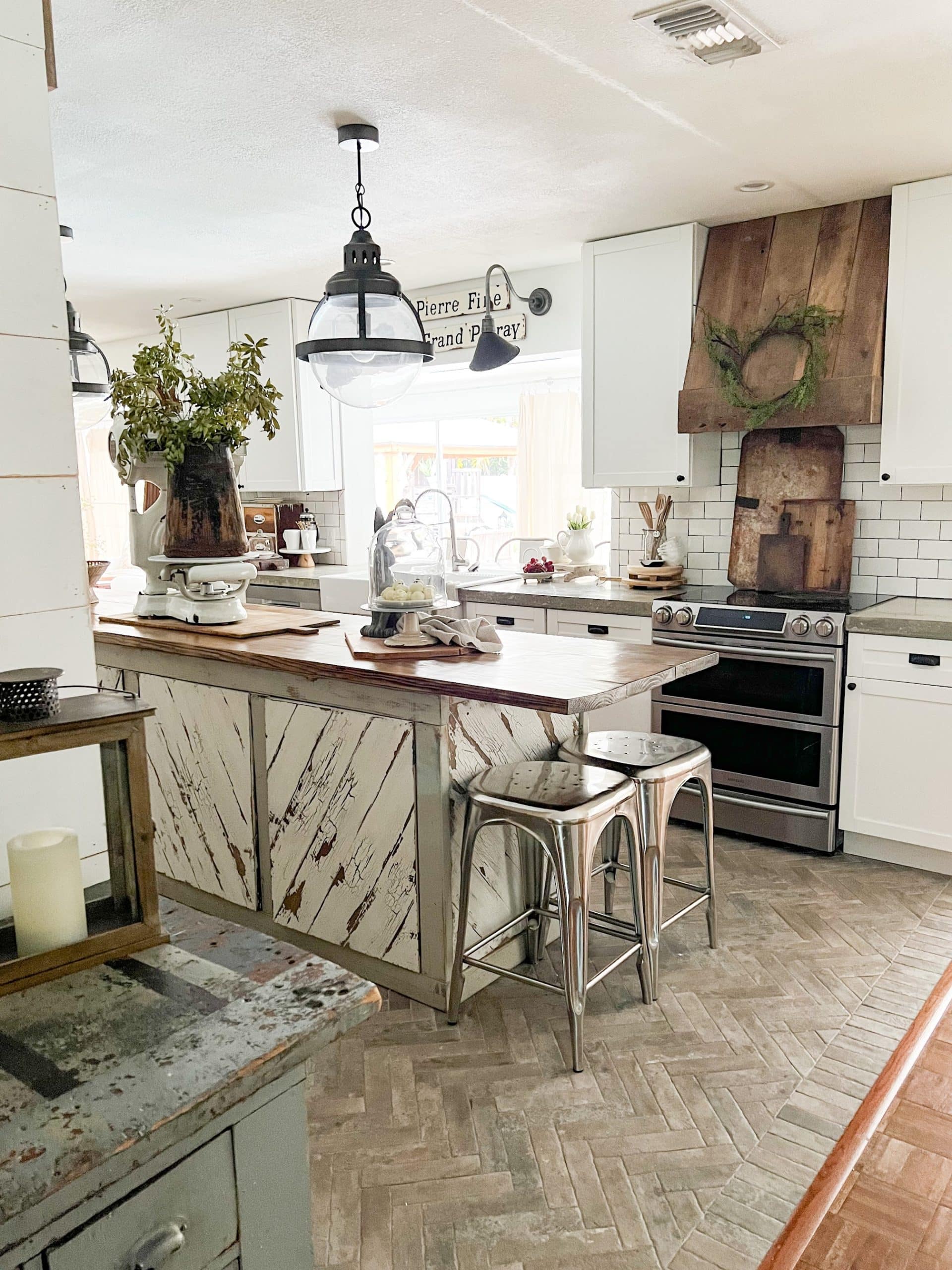 It is tricky to decorate kitchen countertops in inviting ways without feeling cluttered. Follow these simple tips for to make kitchen counter and kitchen island decorating a breeze!