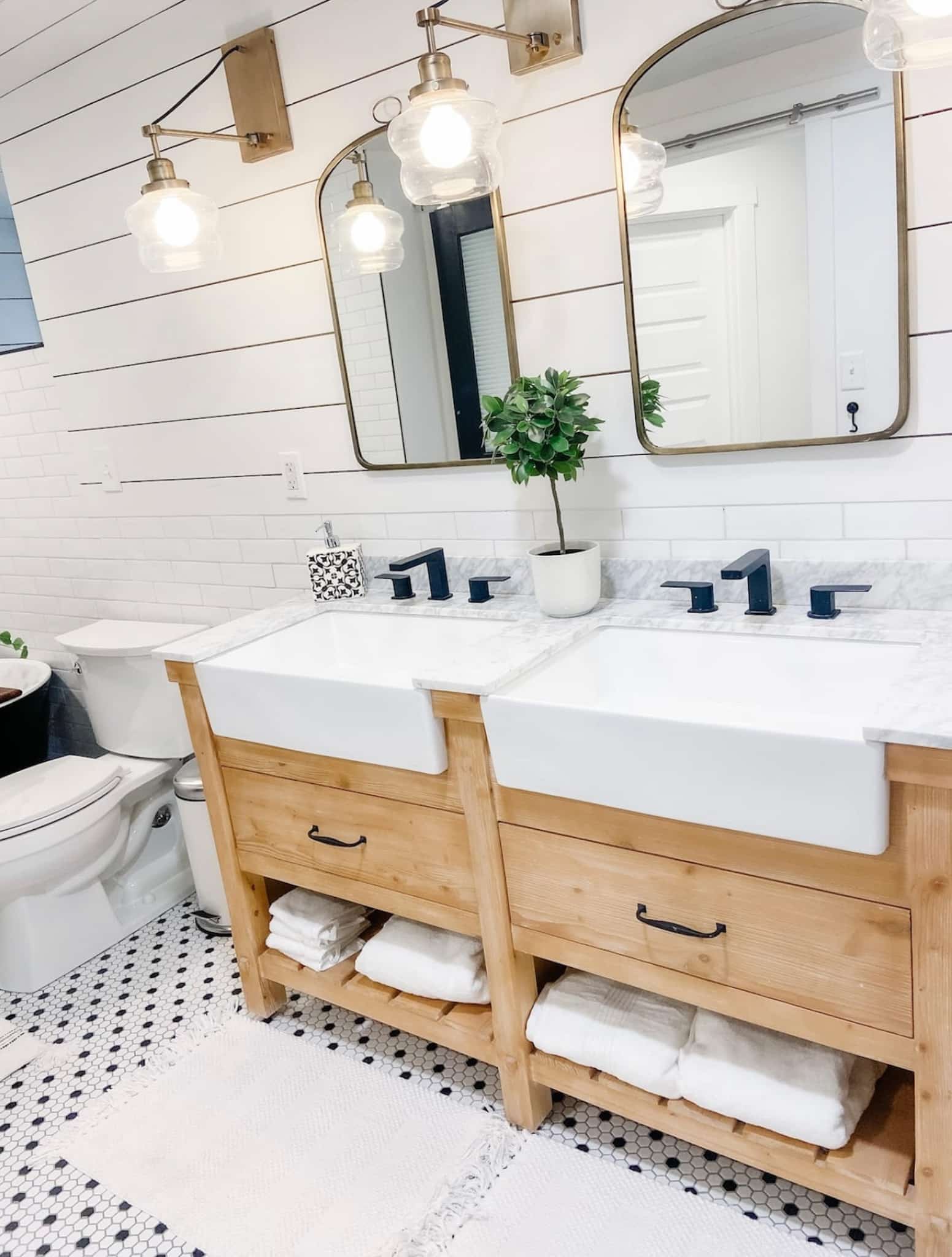 Creating a Five-Star Bathroom: Must-Have Airbnb Bathroom Essentials —  RobesNmore