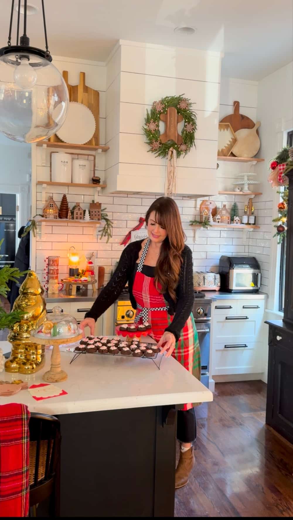 Dark Chocolate Candy Cane Cookies are the embodiment of Christmas cheer, featuring a fudgy chocolate center, creamy white chocolate, and refreshing crushed candy canes—perfect for cookie exchanges, neighbor gifts, and holiday parties.