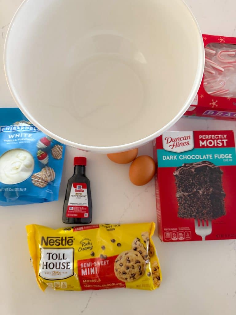 Dark Chocolate Candy Cane Cookies are the embodiment of Christmas cheer, featuring a fudgy chocolate center, creamy white chocolate, and refreshing crushed candy canes—perfect for cookie exchanges, neighbor gifts, and holiday parties.