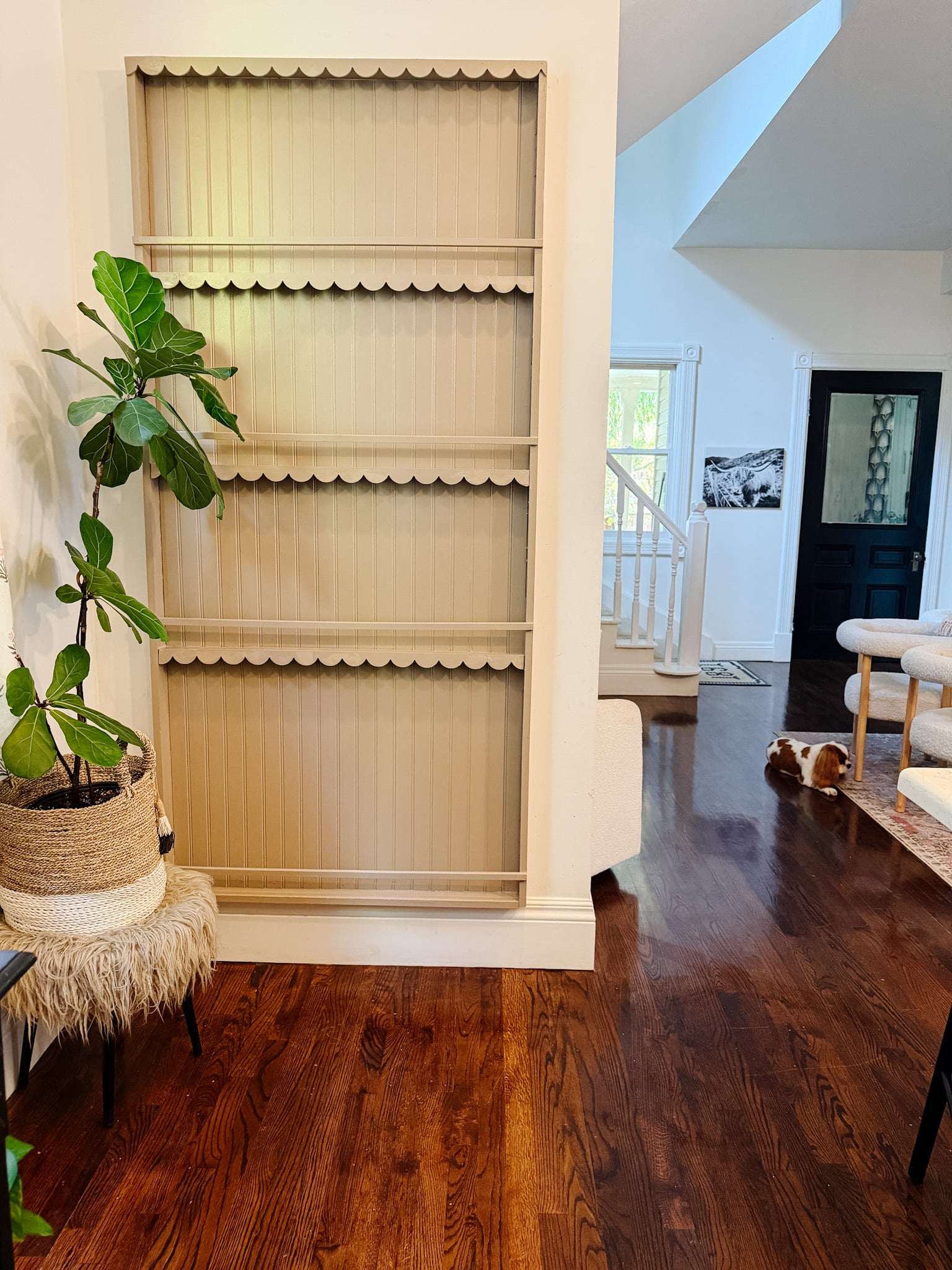 Create a charming and functional DIY plate rack wall with scallop molding in your kitchen, using simple materials and a step-by-step guide!