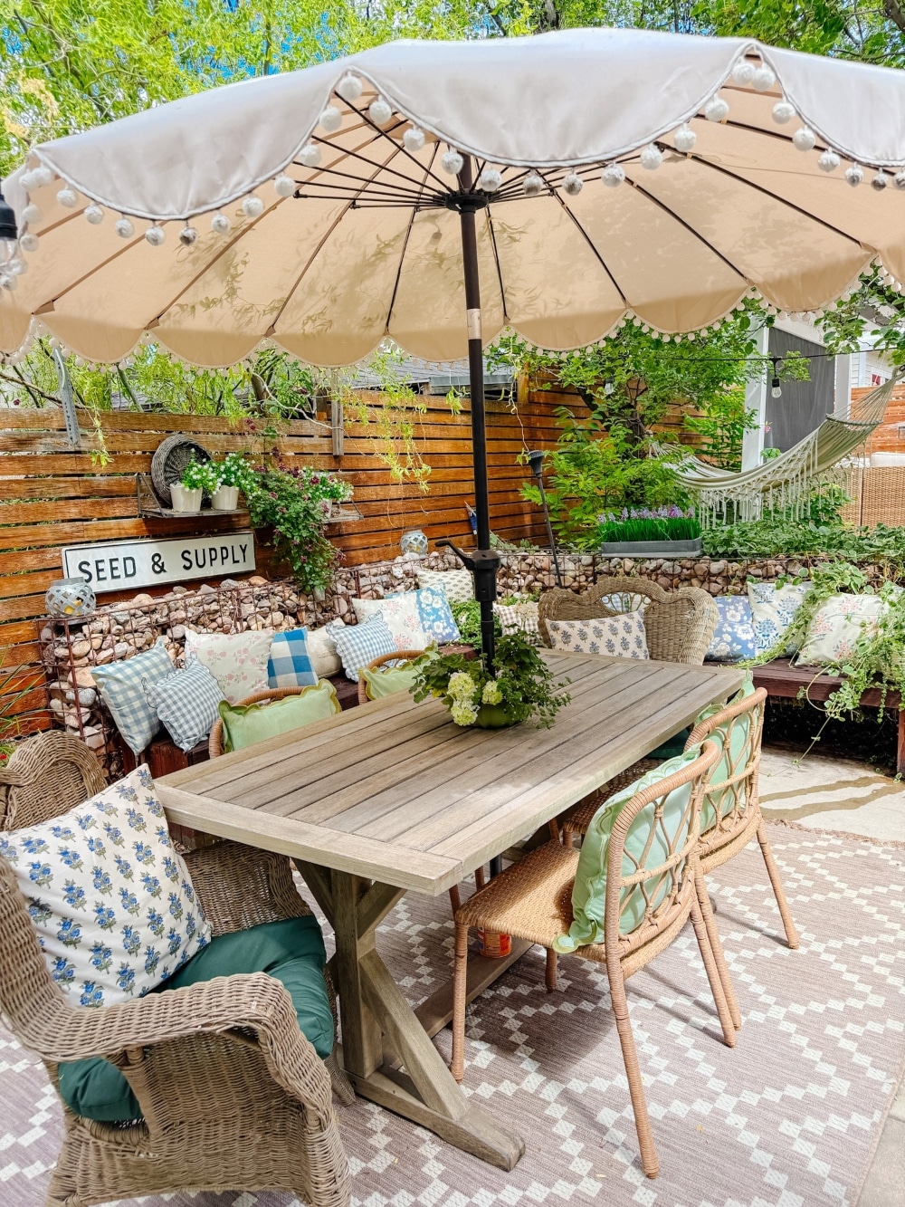 Small Patio Entertaining: How to Create a Cozy Conversation Area on a Budget