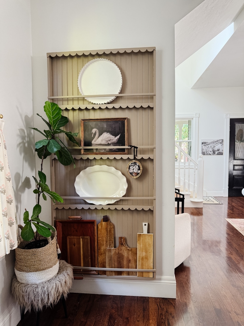 Create a charming and functional DIY plate rack wall with scallop molding in your kitchen, using simple materials and a step-by-step guide!