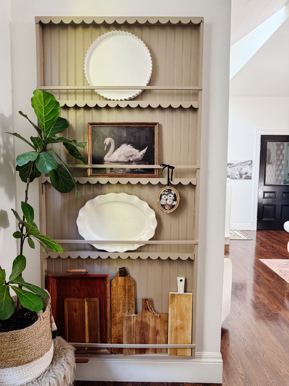 Create a charming and functional DIY plate rack wall with scallop molding in your kitchen, using simple materials and a step-by-step guide!