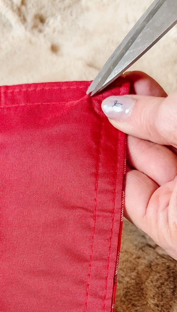 Make an Easy Giant Christmas Bow. Turn inexpensive table runners into a show-stopping giant Christmas bow with this easy step-by-step tutorial.